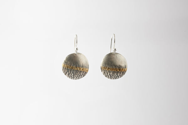 Textured silver drop earring, with a 24carat gold keum boo stripe.